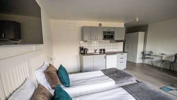 Family Room, Kitchenette (Executive) | Desk, laptop workspace, blackout curtains, cots/infant beds