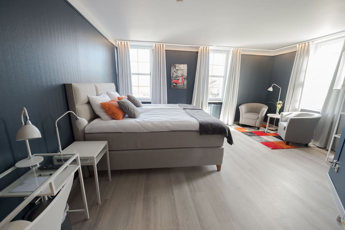 executive room | 1 bedroom, desk, laptop workspace, blackout curtains