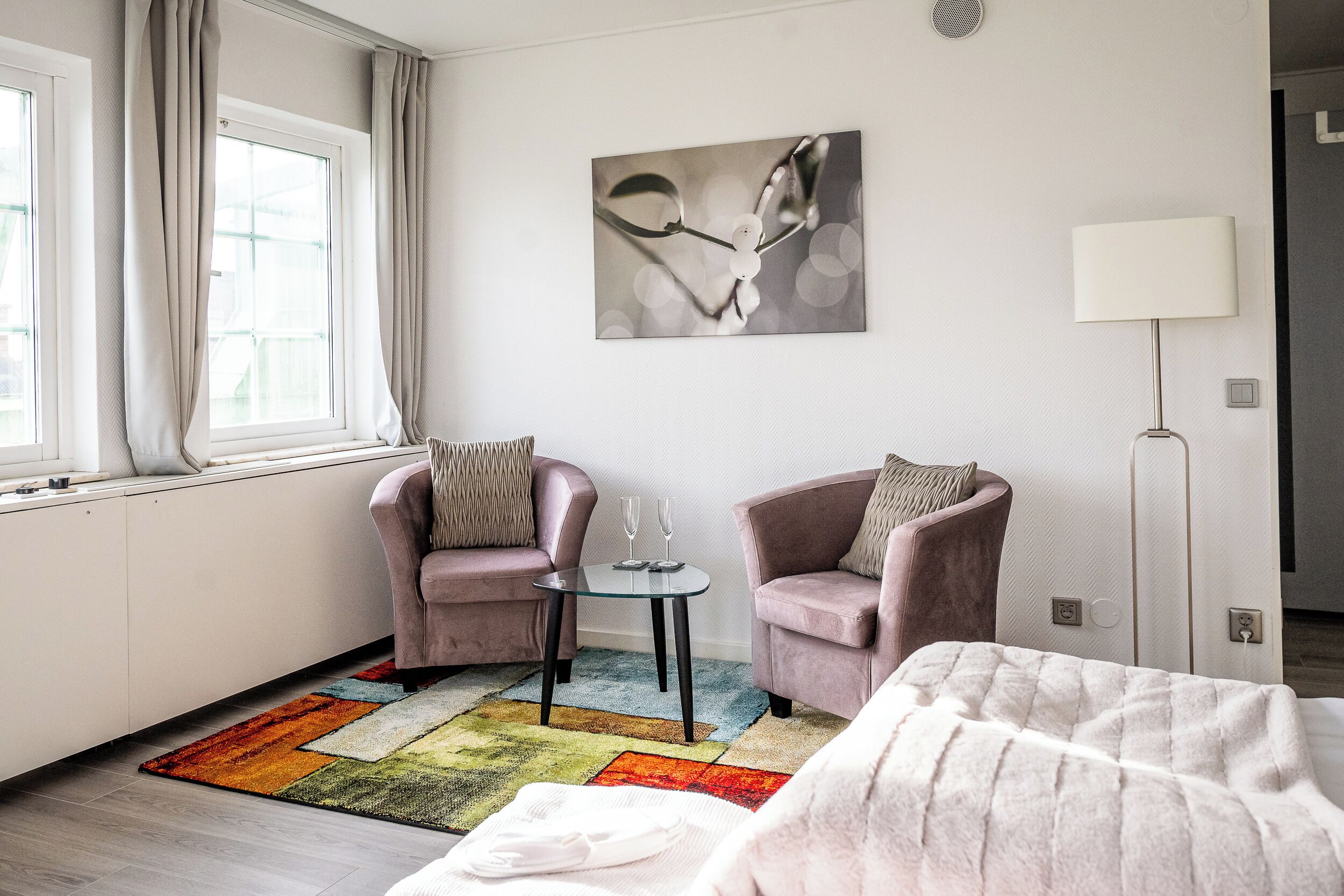 Juniorrum | Skrivbord, arbetsyta för laptop, mörkläggningsgardiner och barnsängar