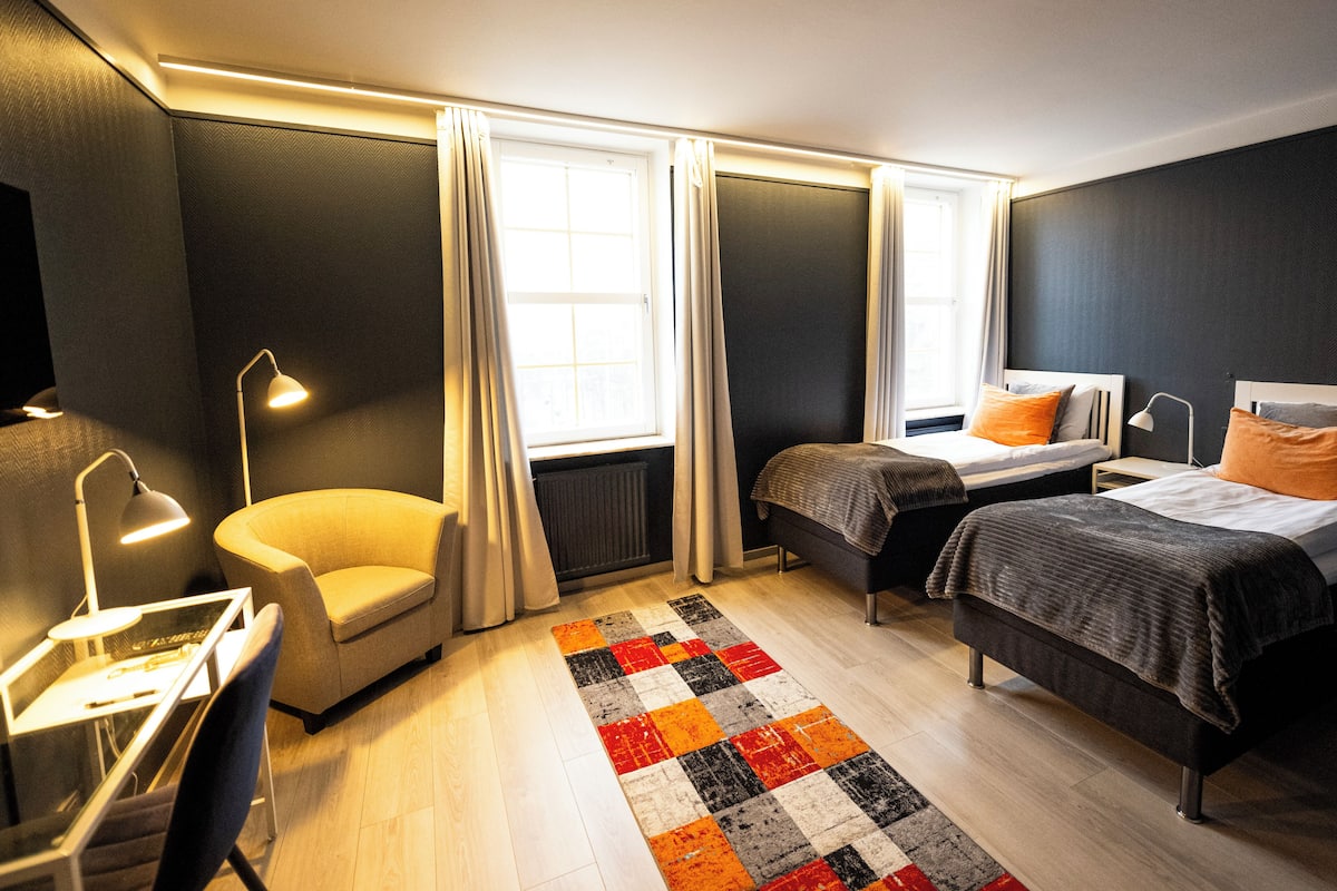 Quarto duplo, vista para a cidade | 1 quarto, escrivaninha, espaço de trabalho para notebook