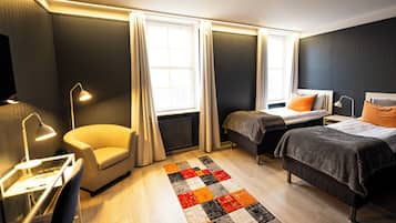 Chambre avec lits jumeaux, vue ville | Bureau, espace de travail pour ordinateur portable, rideaux occultants