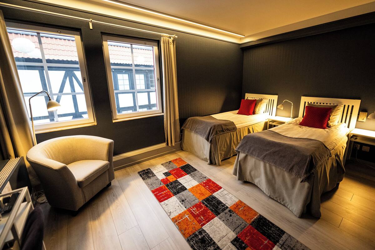 Chambre avec lits jumeaux, vue cour intérieure