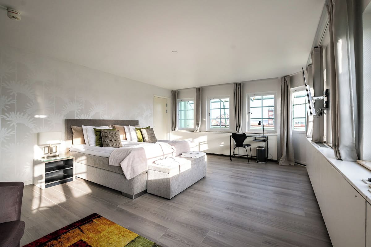 Junior-værelse | Skrivebord, arbejdsområde til bærbare computere, mørklægningsgardiner