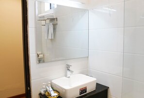 Regadera, amenidades de baño gratuitas, secadora de cabello, pantuflas 