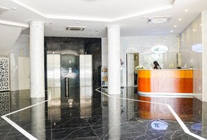 A hotel lobby with a reception desk, marble flooring, and a modern design. - 7s Hotel An Phú Central (Ho Chi Minh City)