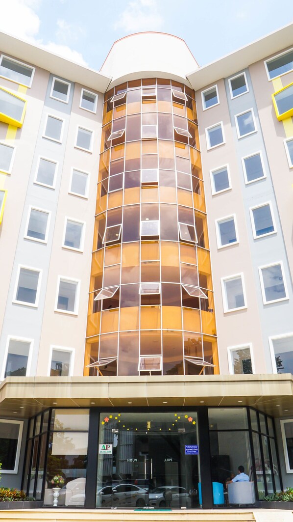 A modern hotel with a curved facade, multiple windows, and a glass entrance. - 7s Hotel An Phú Central (Ho Chi Minh City)