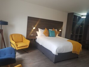 Decoración personalizada, muebles diferentes y escritorio 