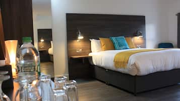 Habitación doble Deluxe | Decoración personalizada, muebles diferentes y escritorio