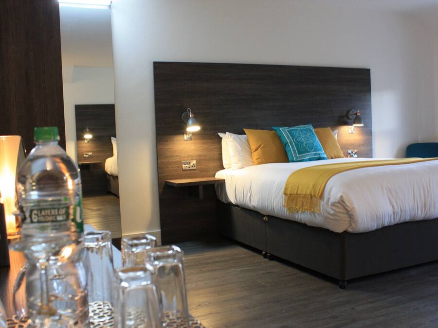 Dobbeltrom – deluxe | Individuelt dekorert, individuelt innredet, skrivebord og lydisolert