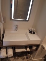 Quarto casal luxo | Banheiro | Chuveiro, secador de cabelo, toalhas de banho, sabonete