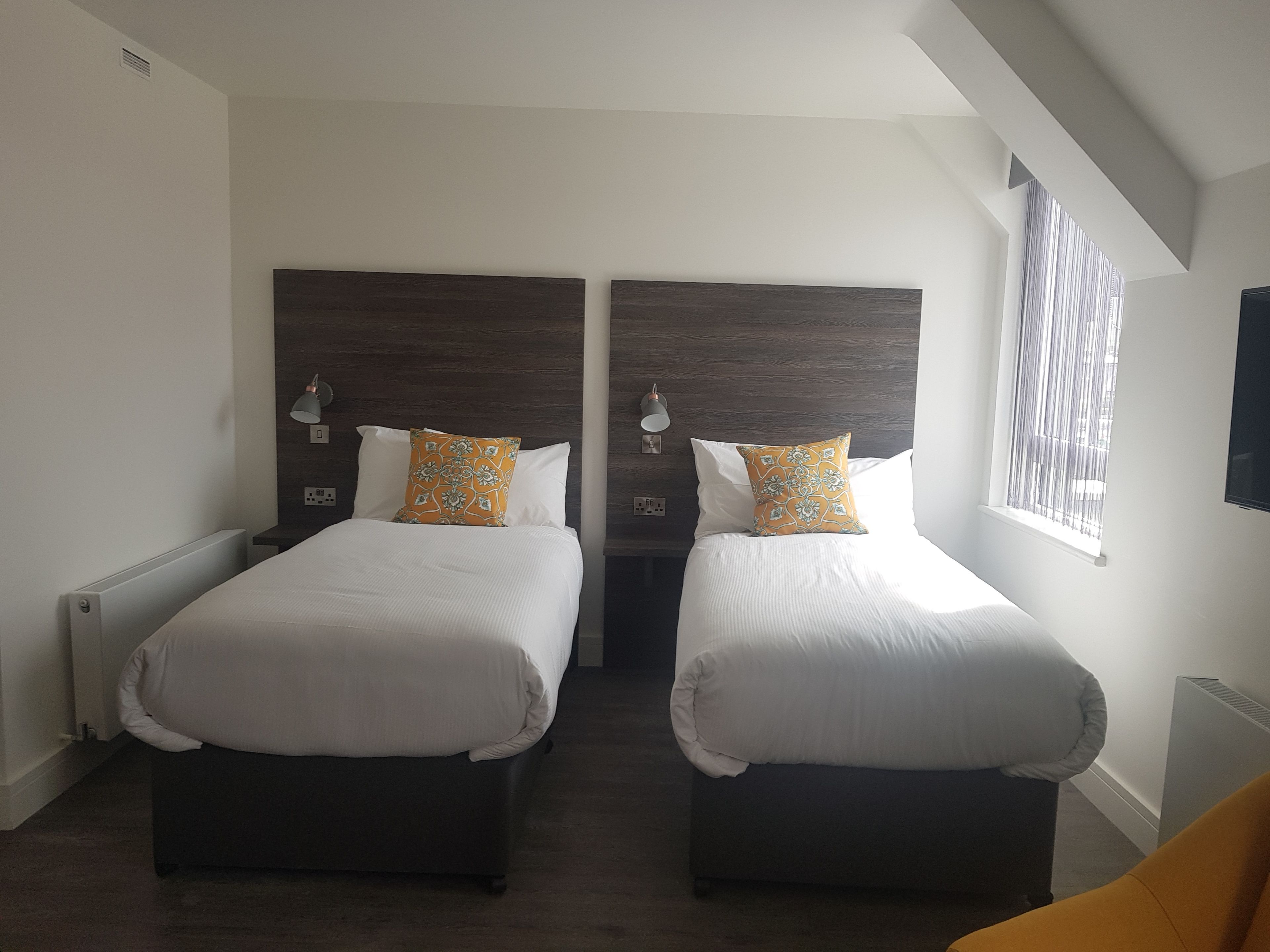 the whole squad | individually decorated, individually furnished, desk, soundproofing