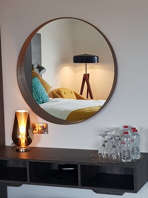 Individually decorated, individually furnished, desk, soundproofing - Base Accommodation Dingle (Dingle)