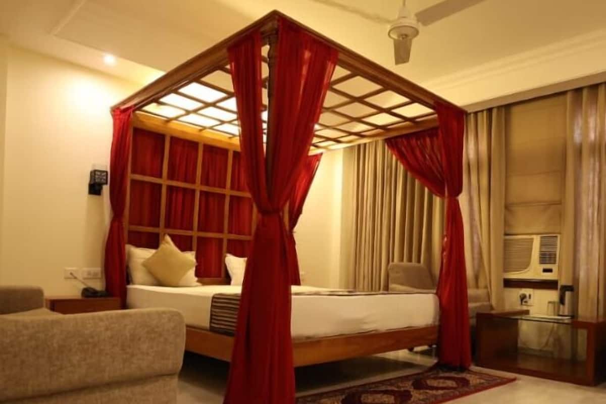 Minibar, desk, laptop workspace, free WiFi