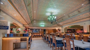 Un restaurant doté d’un lustre, d’un plafond orné de motifs et d’une enseigne « Sterling Reserve ».