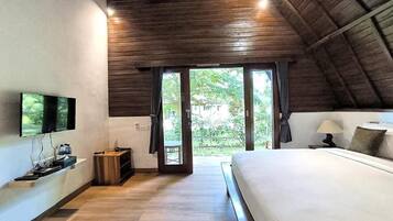 5 bedrooms, in-room safe, desk, free WiFi