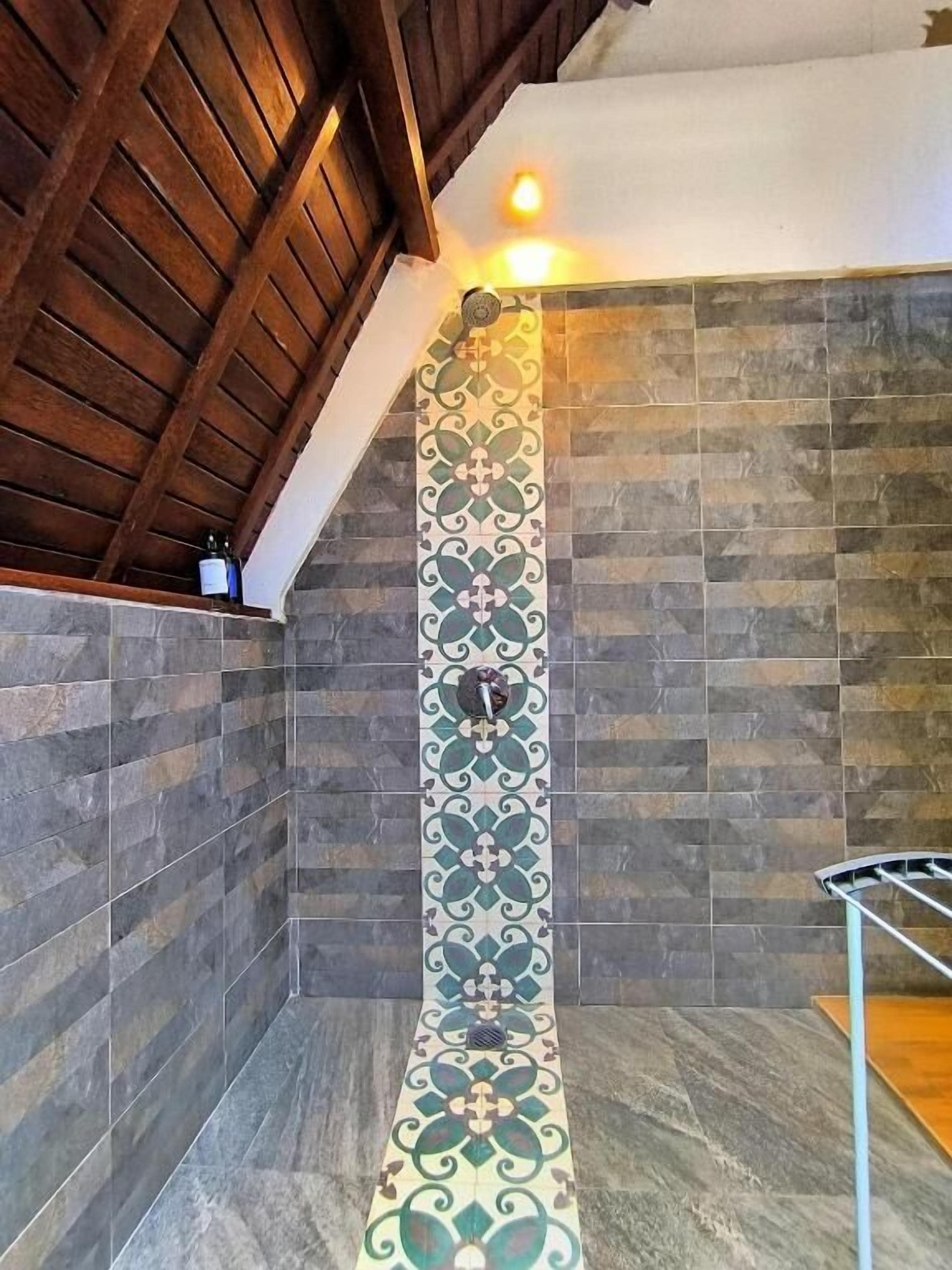 Shower, free toiletries, towels