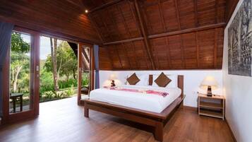 In-room safe, desk, free WiFi