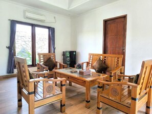 Family Villa | Living area | Flat-screen TV - Tahoma Villas Labuan Bajo by ABM (Labuan Bajo)