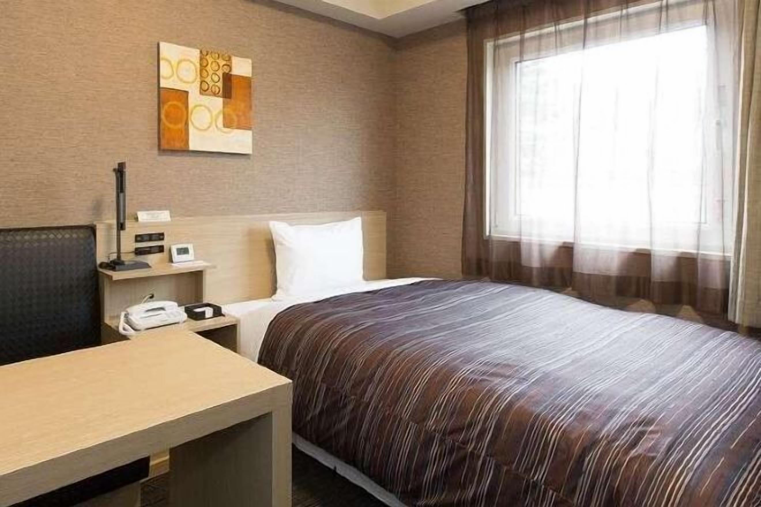 办公桌、免费 WiFi、床单