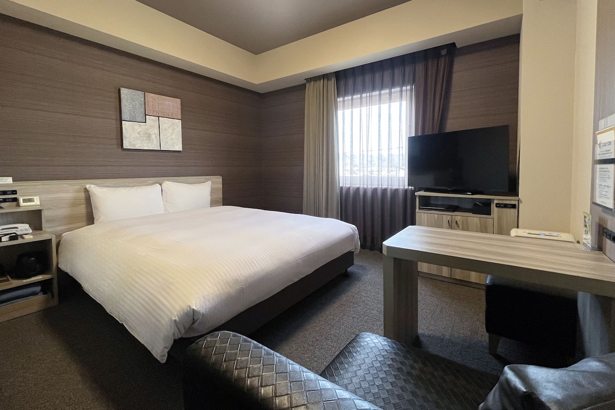 Standard Double Room, Non Smoking | Desk, free WiFi, bed sheets