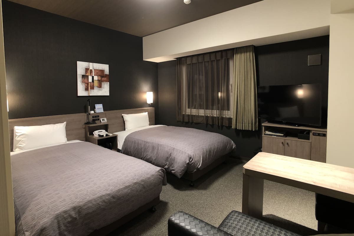 Een bureau, gratis wifi, beddengoed