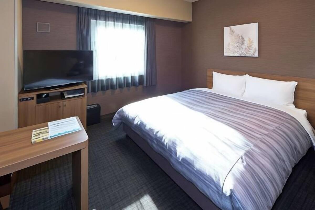 Een bureau, gratis wifi, beddengoed