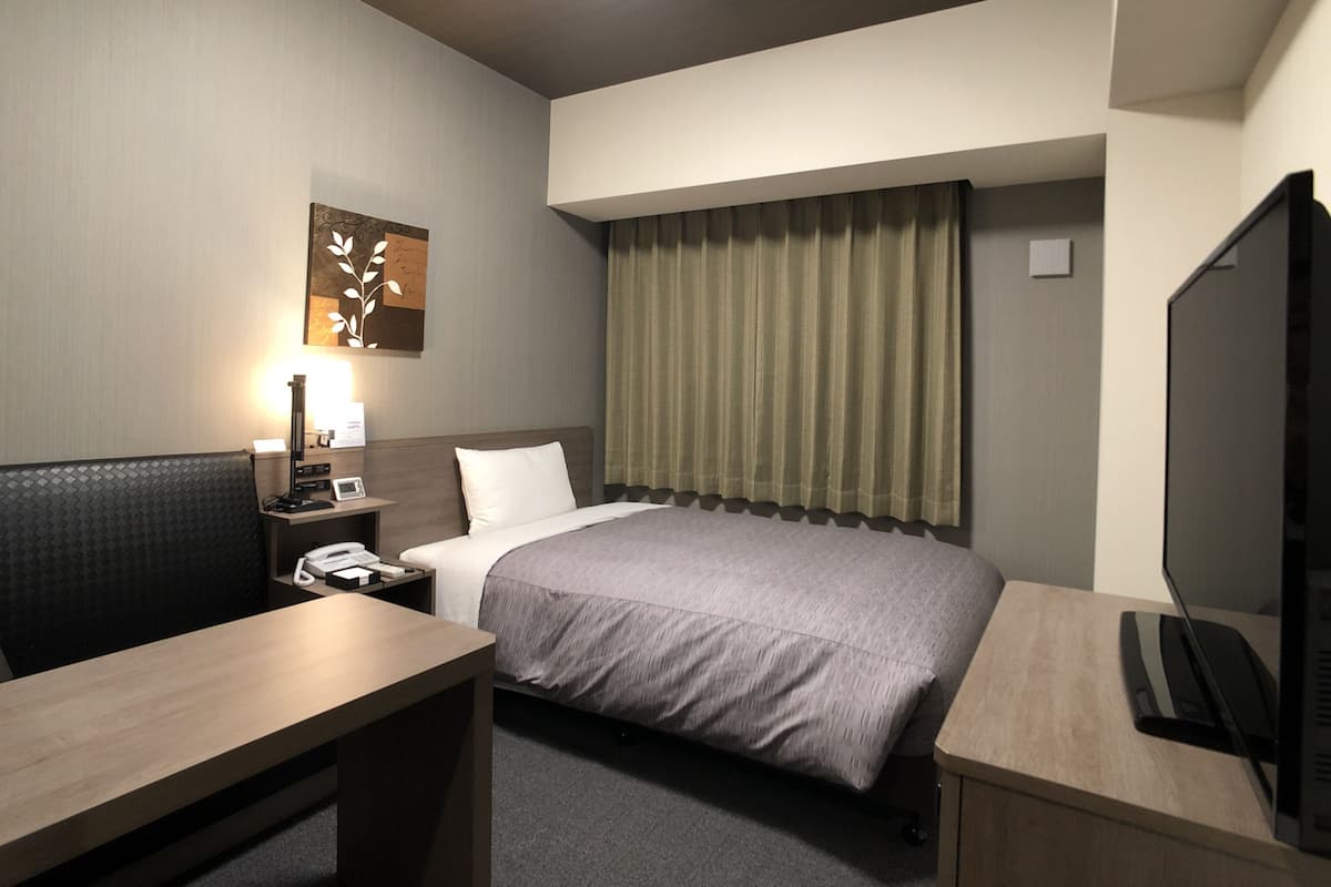 Een bureau, gratis wifi, beddengoed