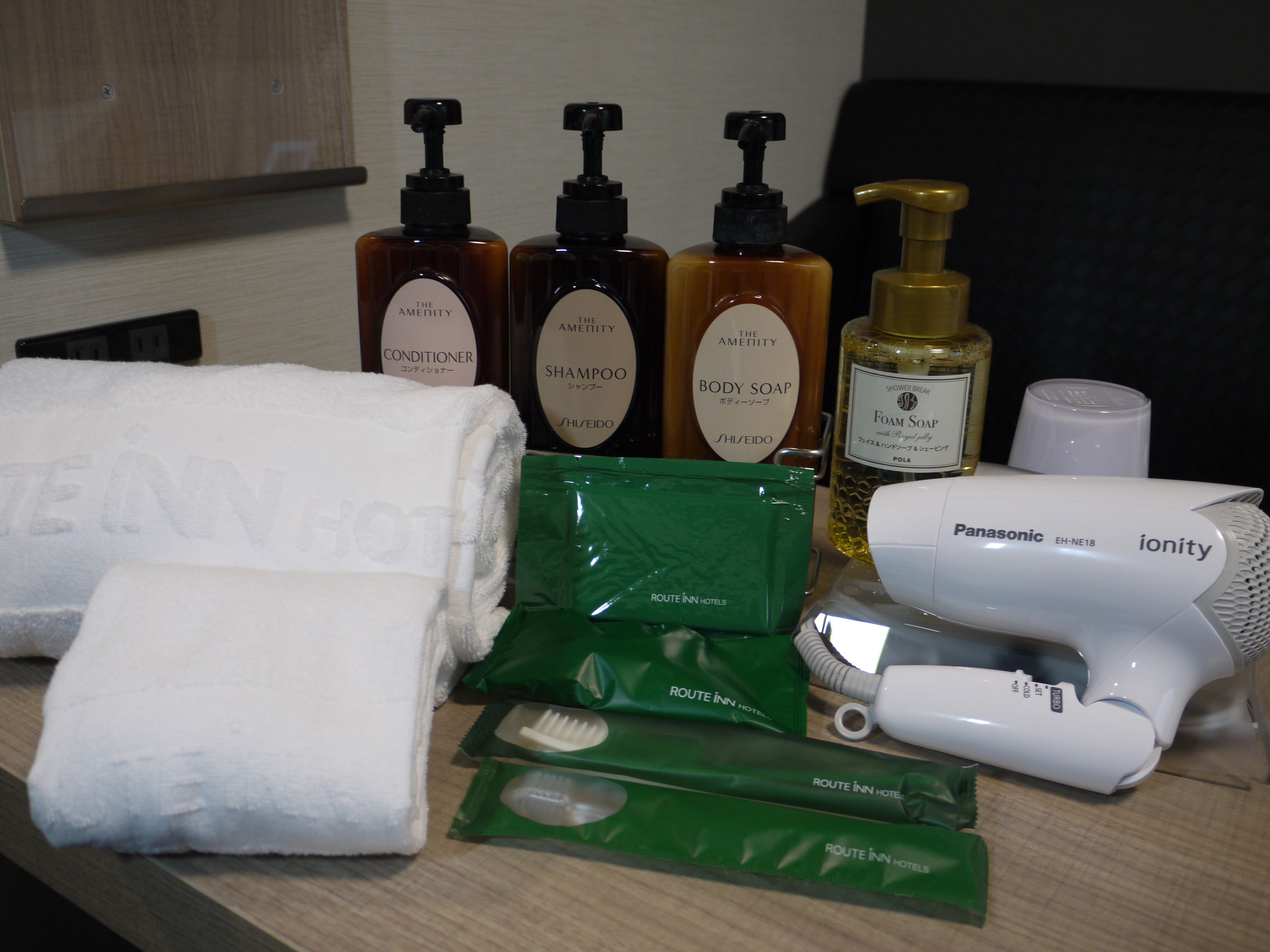 combined shower/bathtub, free toiletries, hair dryer, slippers