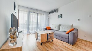 อพาร์ทเมนท์ (22) | บริเวณนั่งเล่น | ทีวี