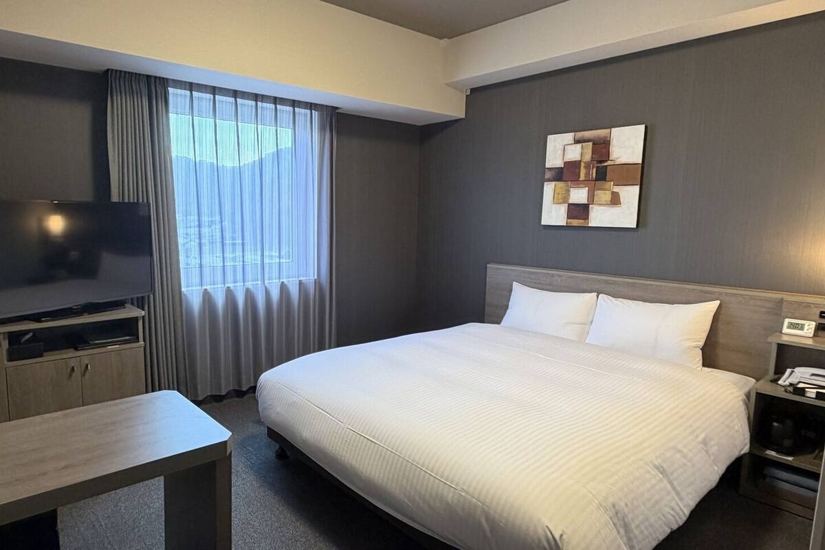 Desk, WiFi (free), bed sheets