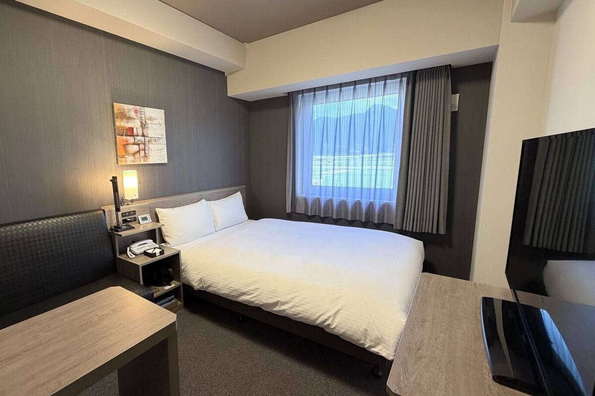 Desk, WiFi (free), bed sheets