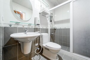 Comfort Üç Kişilik Oda | Banyo | Duş, ücretsiz banyo/kozmetik ürünleri, saç kurutma makinesi, havlu
