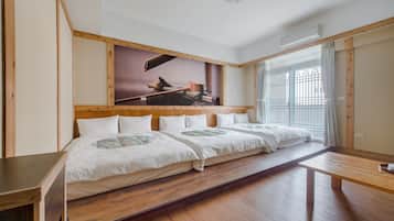 Cortinas blackout, wifi gratis y ropa de cama