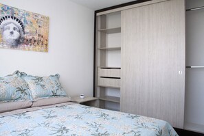 3 slaapkamers, een strijkplank/strijkijzer, gratis wifi, beddengoed