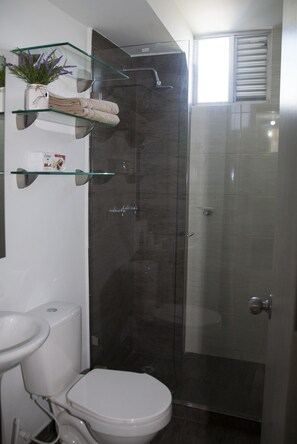 Shower, towels, soap, toilet paper - APARTAMENTO AMOBLADO NUEVO EN DOSQUEBRADAS -RISARALDA (Dosquebradas)