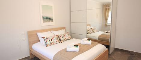 1 chambre, ameublement personnalisé, bureau