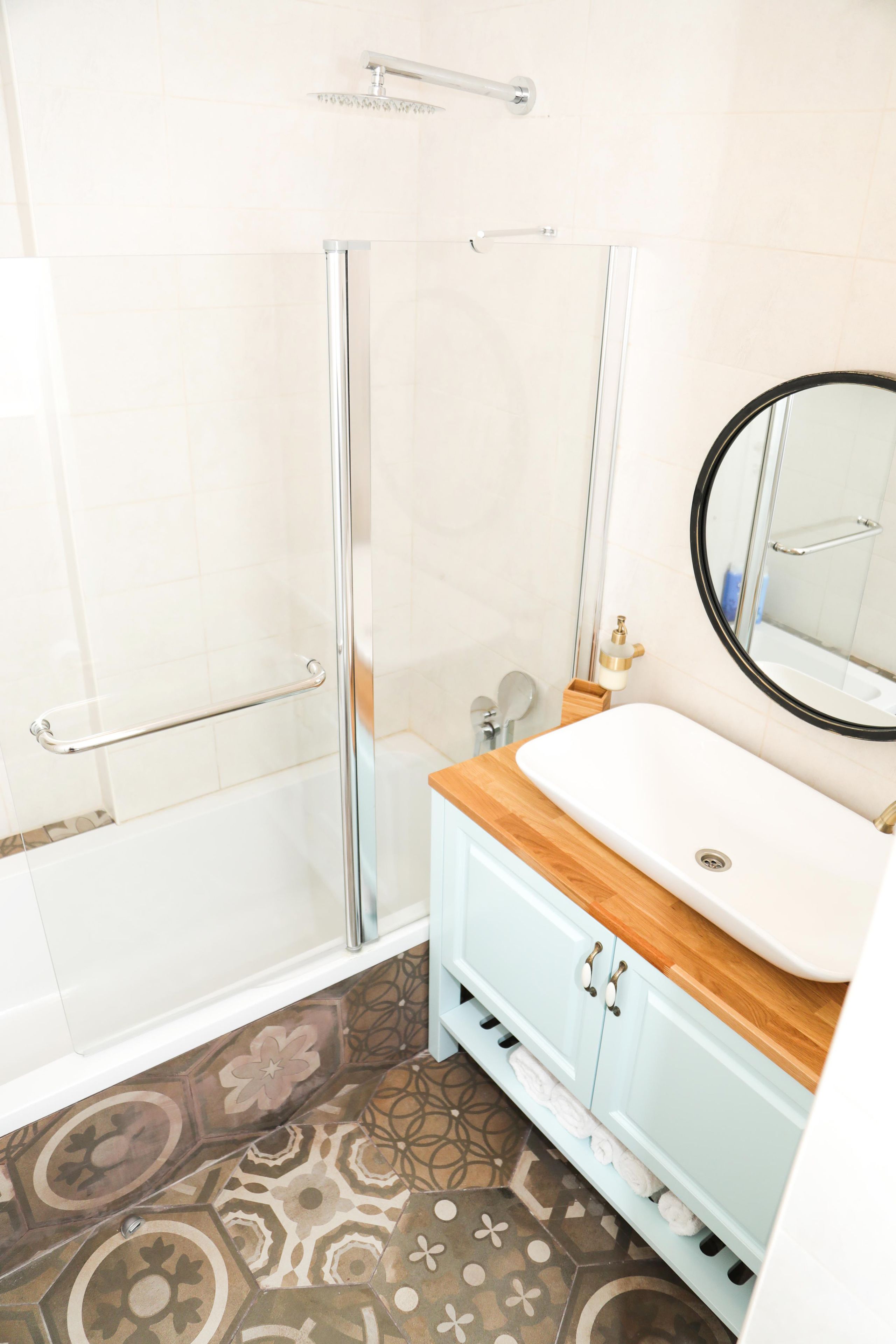 Basic Apartment | Bathroom | Bathtub, hair dryer, towels, soap