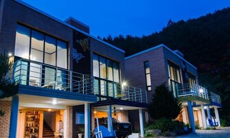 Fachada de la propiedad por la tarde o noche