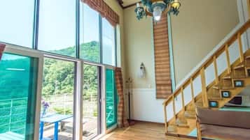 Room (Hyunny) | Living area