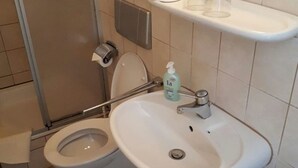 Bathroom - Pension Gasthaus Zum Hirsch (Schwallungen)