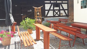 Outdoor dining - Pension Gasthaus Zum Hirsch (Schwallungen)