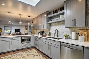 Réfrigérateur, micro-ondes, plaque de cuisson, lave-vaisselle