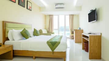 Deluxe Room | Desk, iron/ironing board, rollaway beds, free WiFi