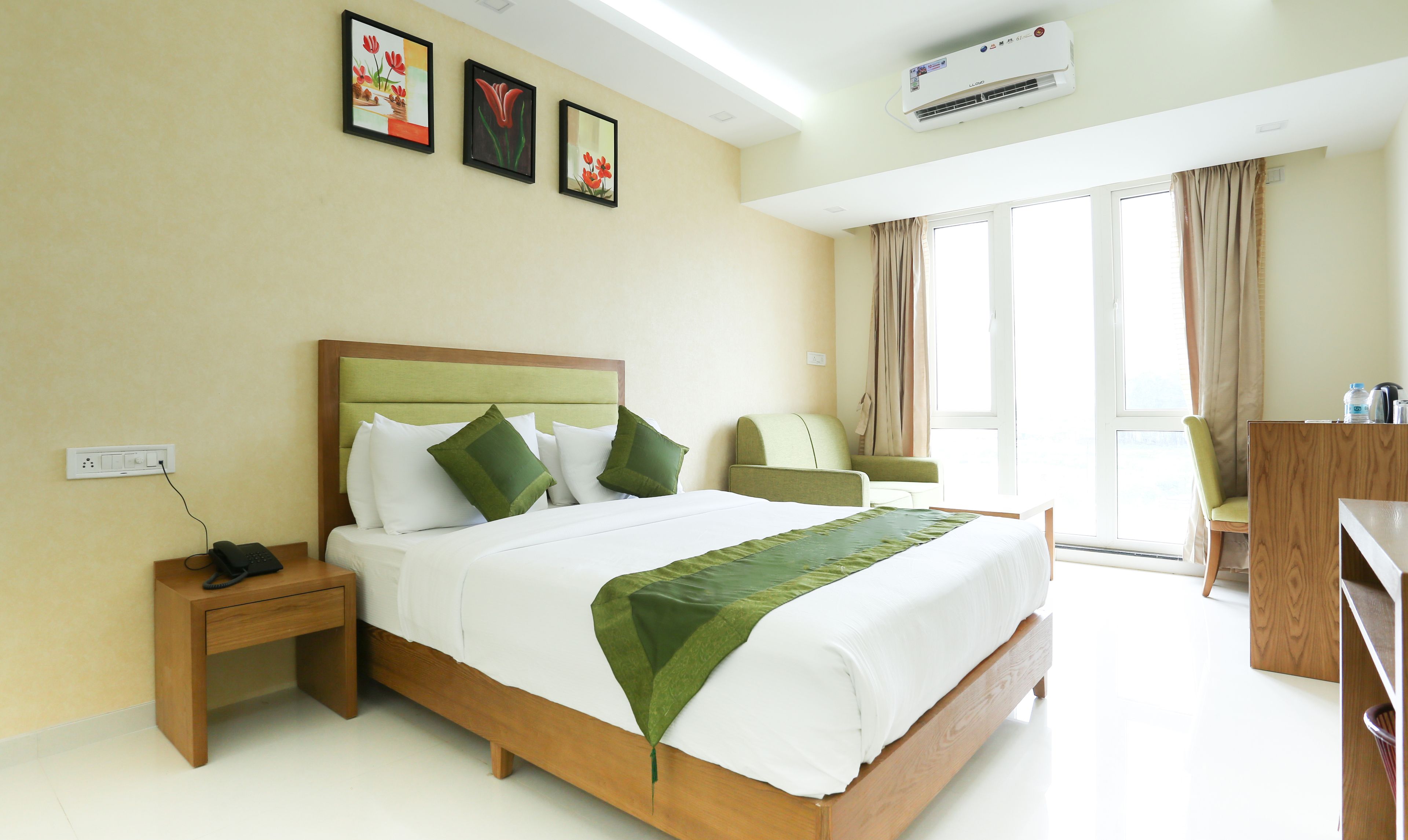 Deluxe-Zimmer | Schreibtisch, Bügeleisen/Bügelbrett, Zustellbetten, kostenloses WLAN