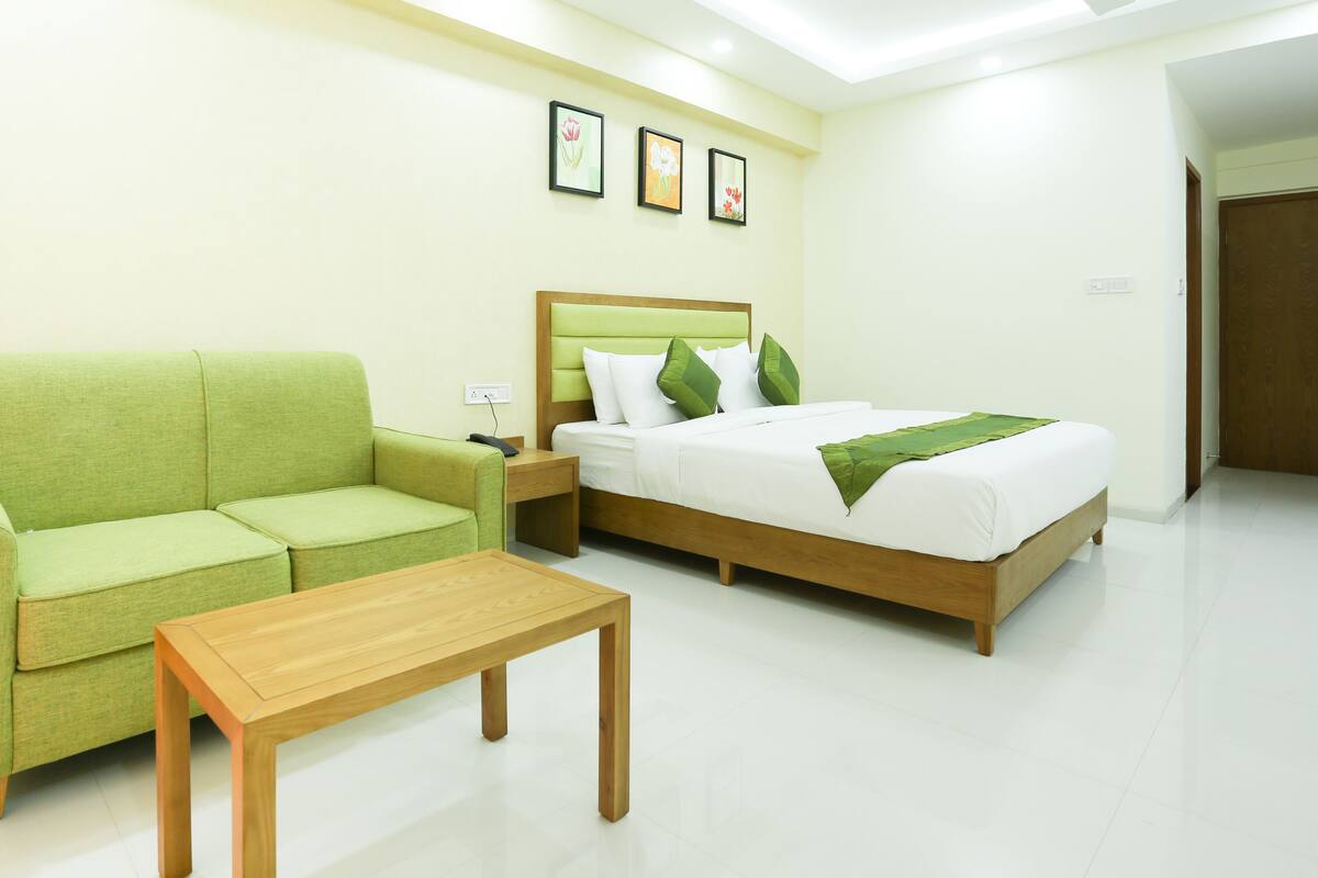 Premium Room | Desk, iron/ironing board (on request), rollaway beds (surcharge)