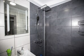 Estudio Deluxe | Baño | Ducha, artículos de higiene personal gratuitos y secador de pelo