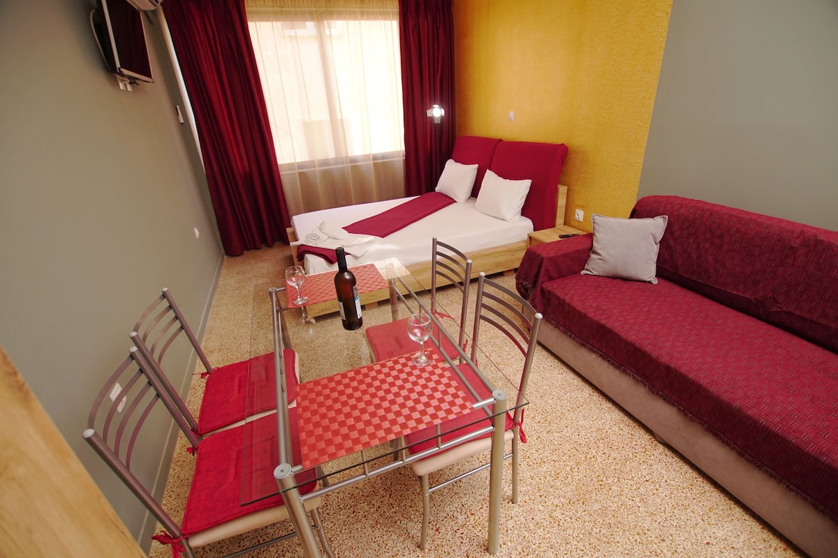 Deluxe Room | In-room safe, laptop workspace, soundproofing, iron/ironing board