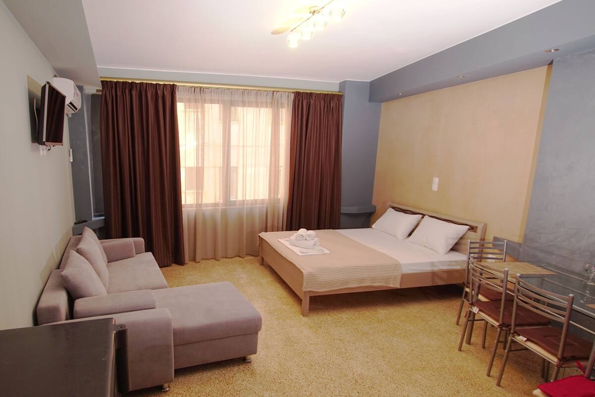Deluxe Double Room | In-room safe, laptop workspace, soundproofing, iron/ironing board