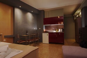 Dobbeltrom – deluxe | Eget kjøkken | Kjøleskap, kokeplater, vannkoker og kjøkkenutstyr