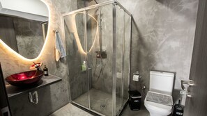 Shower, free toiletries, hair dryer, slippers - Day in Athens (Athens)